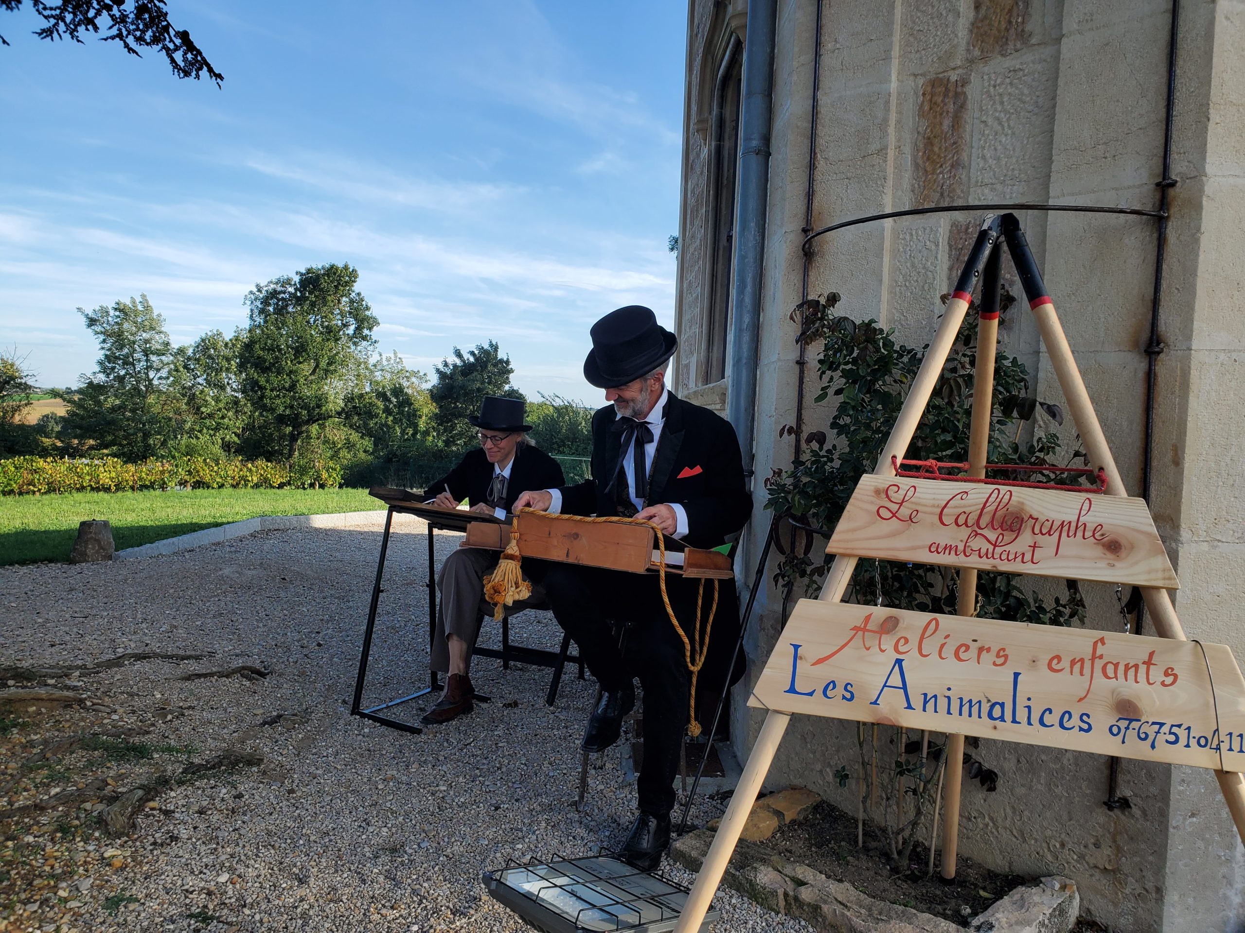 Les calligraphes ambulants à la Tour du Boujard Ste Euphémie