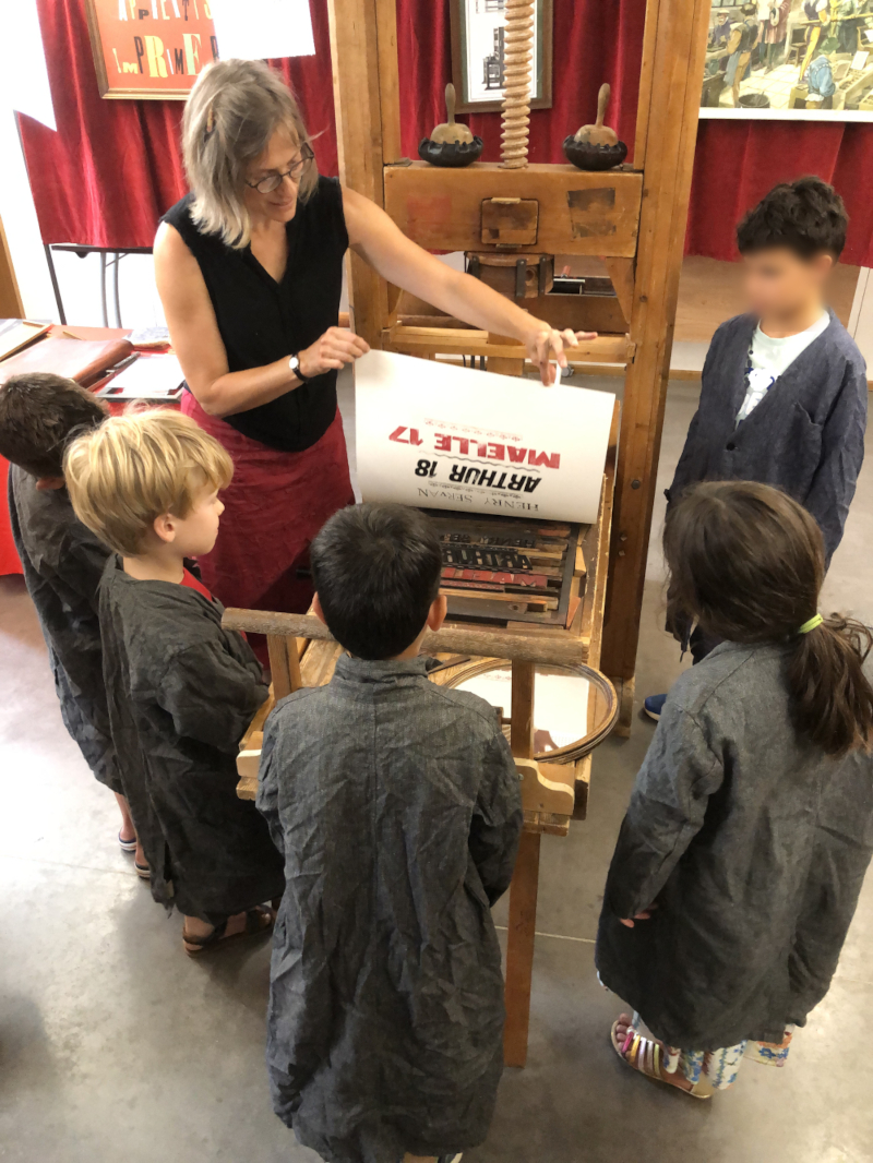 Des apprentis imprimeurs à Trevoux le 15 juillet