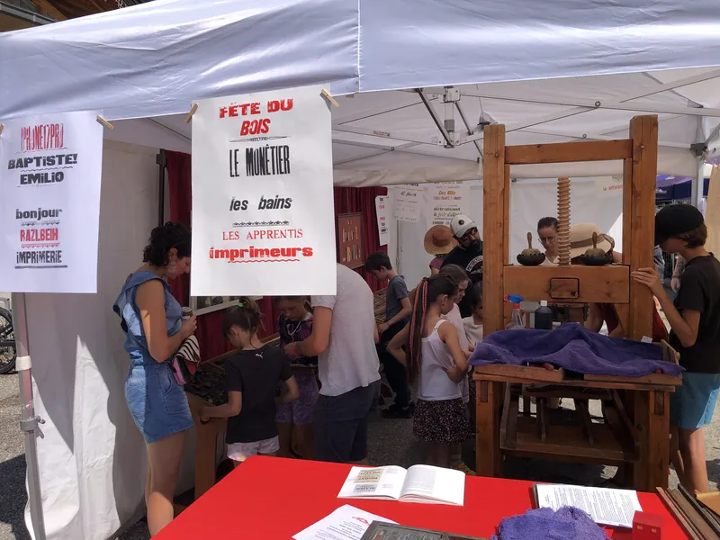 Des apprentis imprimeurs à la fête du bois de Monêtier-les-bains