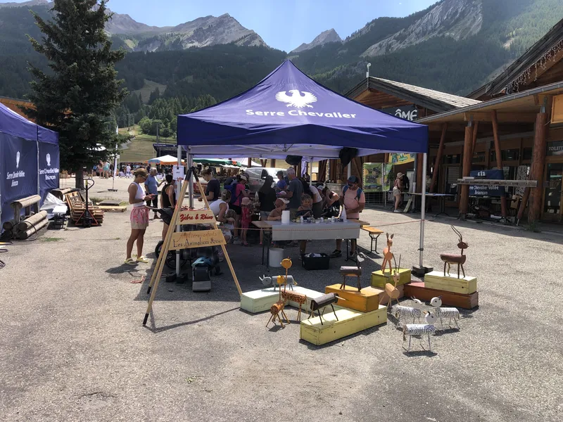 Zèbres, rhinos, girafes, etc. à la fête du bois à Monêtier-les-bains