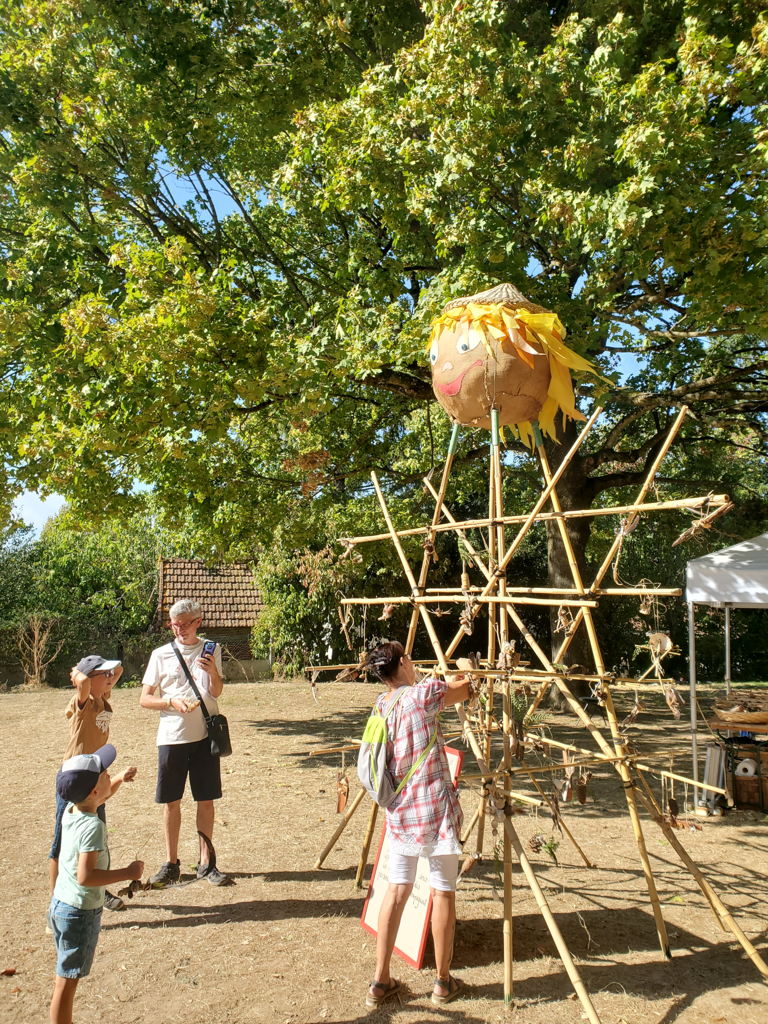 Zépou l’épouvantail géant, invité d’honneur de la fête du terroir au musée de l’agriculture de St Germain du bois
