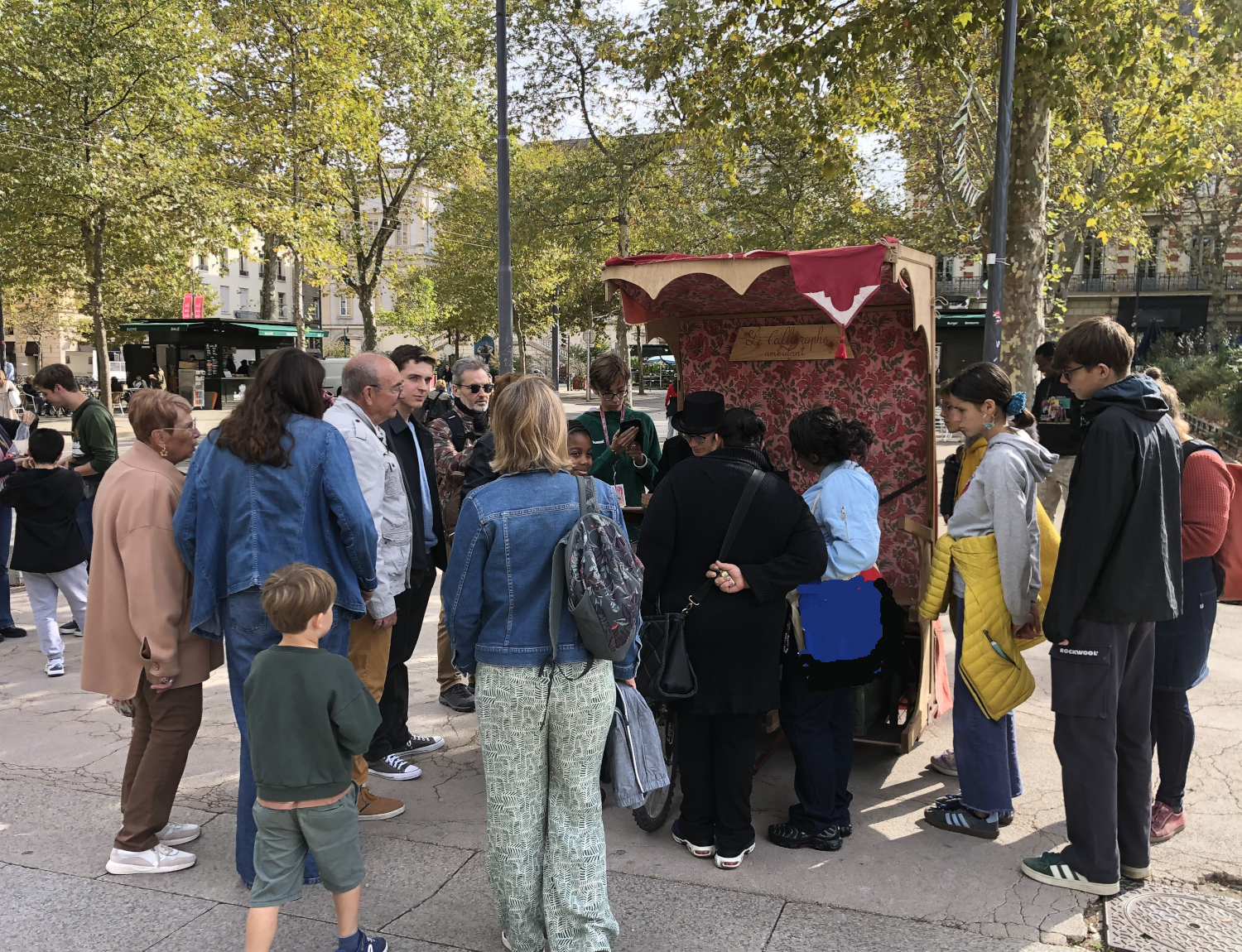La calligraphe déambulait à la fête du livre de St Étienne